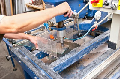 In Italia la manifattura si restringe. Nei paesi avanzati le politiche industriali puntano sul territorio